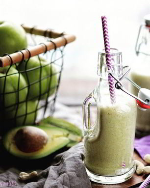 Питательный смузи из яблок, банана, авокадо и орехового молока