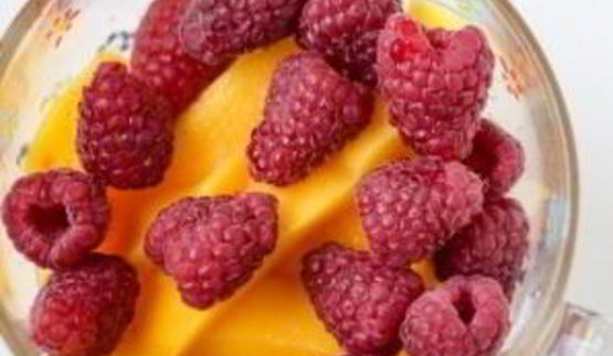 смузи из манго и ягод