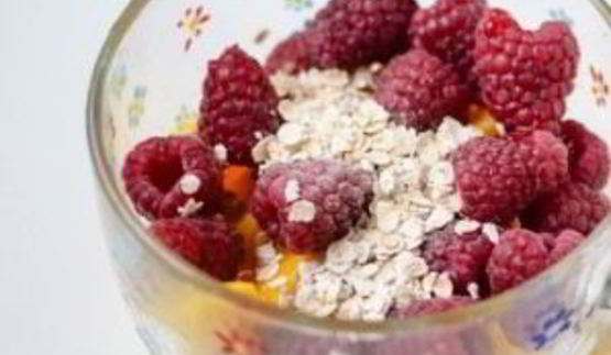 смузи из манго и ягод