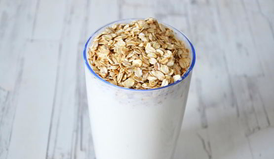 смузи с овсяными хлопьями бананом