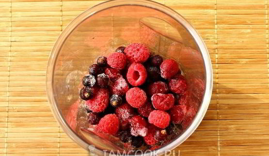 смузи с ягодами, имбирем и овсянкой