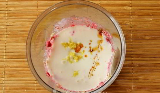 смузи с ягодами, имбирем и овсянкой