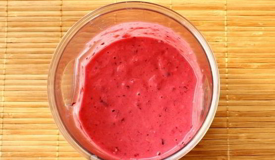 смузи с ягодами, имбирем и овсянкой