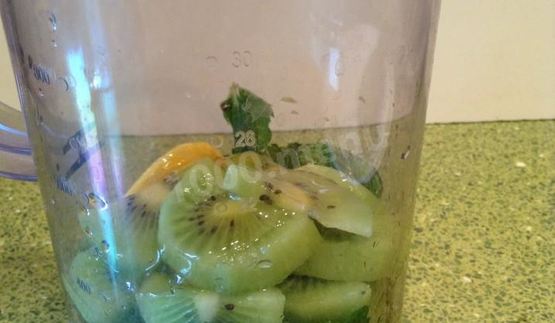 зеленый смузи с киви и медом