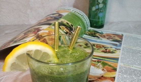 зеленый утренний смузи с капустой кейл
