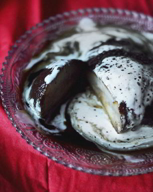 Вареные груши с кофейным сиропом и сливками