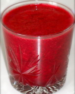 Витаминный напиток из свеклы, манго и помидор