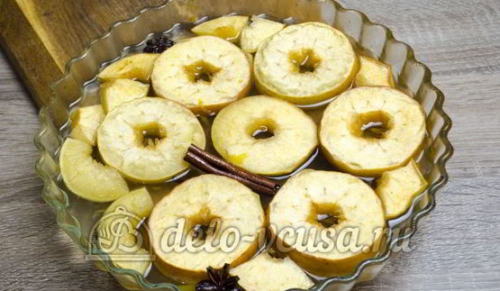 яблоки в сиропе с пряностями