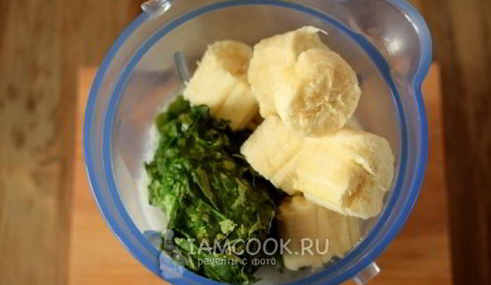 зеленый коктейль с арахисовой пастой