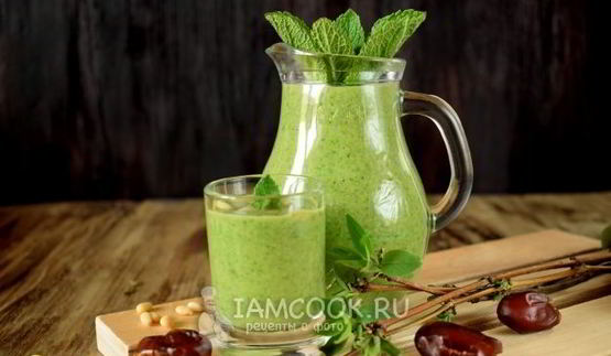 зеленый коктейль с арахисовой пастой