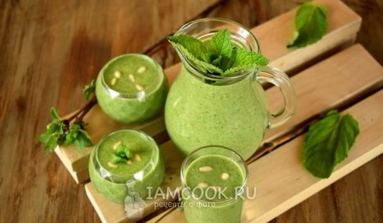 зеленый коктейль с арахисовой пастой