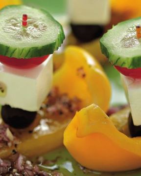 Греческий салат на шпажке в лодочке из перца