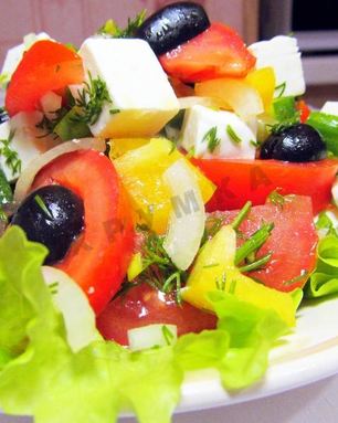 Греческий салат с фетаксой и помидорами без майонеза