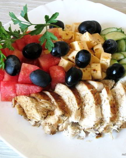 Рецепт греческого салата с куриной грудкой, арбузом и фетой