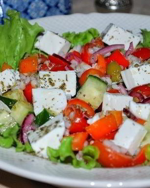 Греческий салат с перловкой