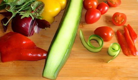 греческий салат в новом стиле с молодой зеленью