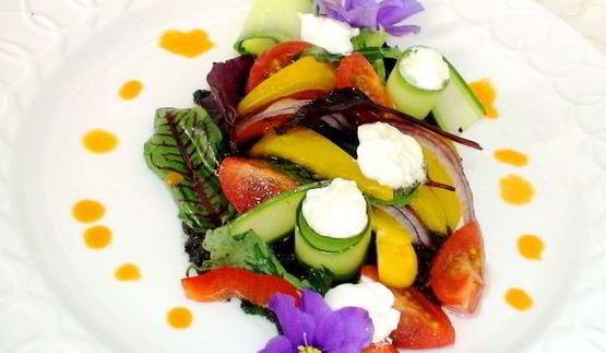 греческий салат в новом стиле с молодой зеленью