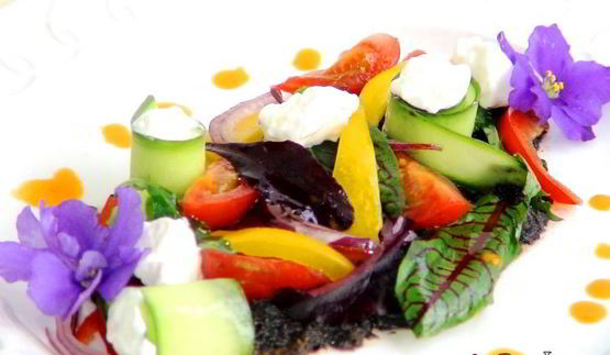 греческий салат в новом стиле с молодой зеленью