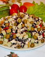 Классический Греческий салат с сухариками и курицей