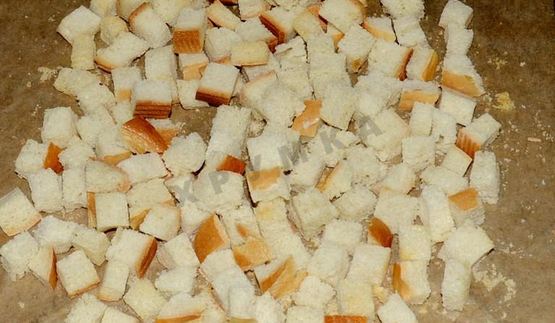 классический греческий салат с сухариками и курицей