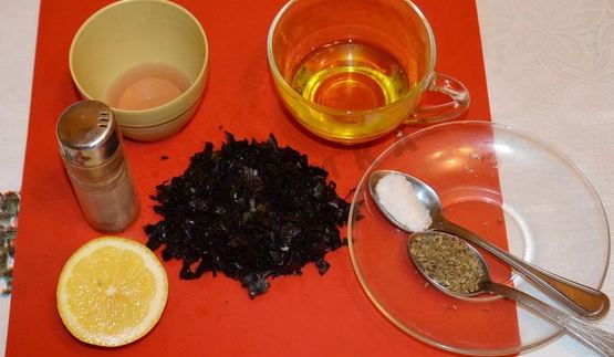 классический греческий салат с сухариками и курицей