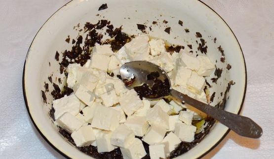 классический греческий салат с сухариками и курицей