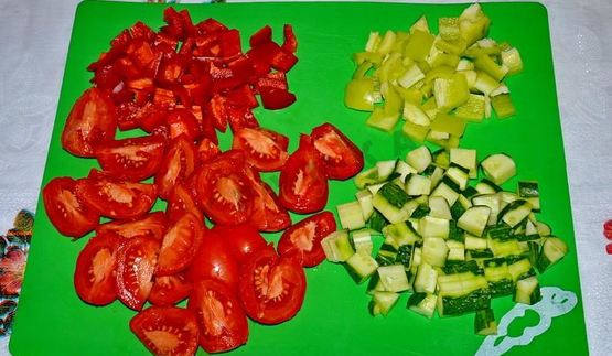 классический греческий салат с сухариками и курицей