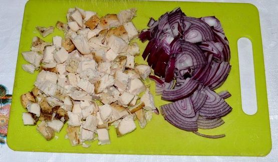 классический греческий салат с сухариками и курицей