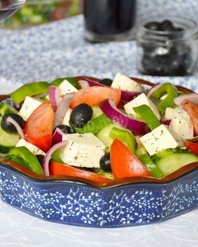 Салат греческий с брынзой классический