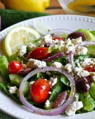 Салат Греческий с лимонно-чесночной заправкой