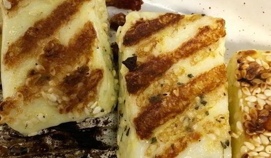 салат-гриль с сыром халуми по-гречески