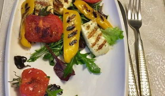 салат-гриль с сыром халуми по-гречески