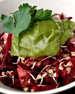 Салат из пророщенной гречки яблок и свеклы