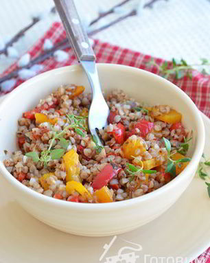 Теплый гречневый салат с запеченной паприкой