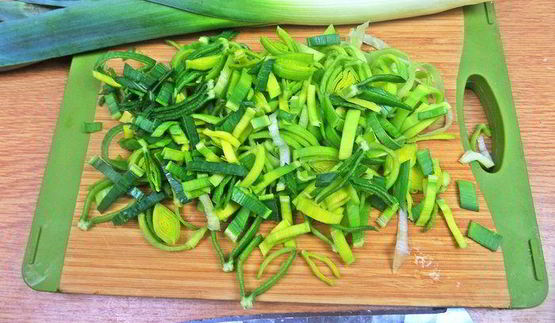 теплый салат из гречки с колбасками и сыром