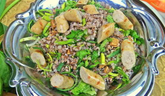 теплый салат из гречки с колбасками и сыром