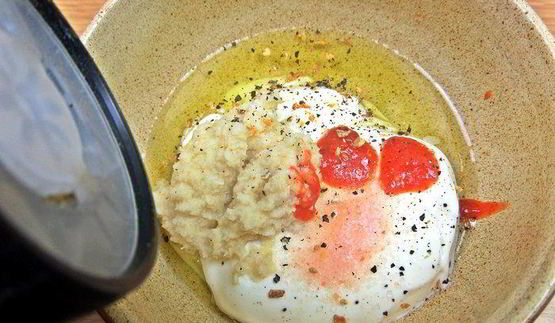 теплый салат из гречки с колбасками и сыром