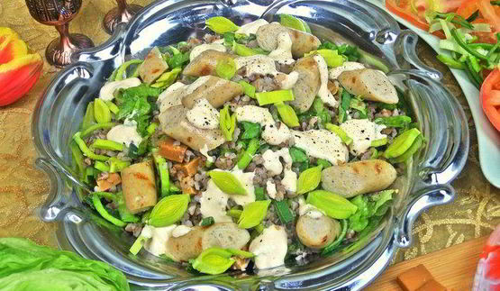 теплый салат из гречки с колбасками и сыром