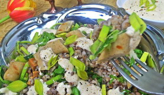 теплый салат из гречки с колбасками и сыром