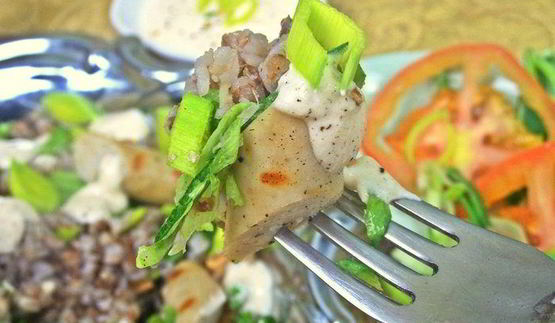 теплый салат из гречки с колбасками и сыром