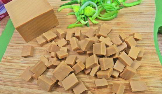 теплый салат из гречки с колбасками и сыром