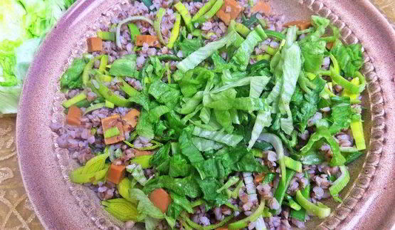 теплый салат из гречки с колбасками и сыром