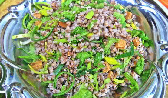 теплый салат из гречки с колбасками и сыром