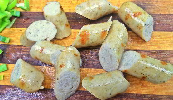 теплый салат из гречки с колбасками и сыром