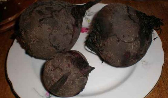 картофель в майонезе с ананасами и салатик свекла с сыром