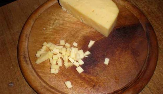 картофель в майонезе с ананасами и салатик свекла с сыром