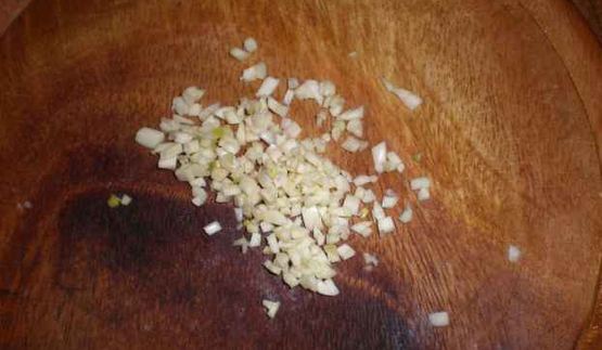 картофель в майонезе с ананасами и салатик свекла с сыром