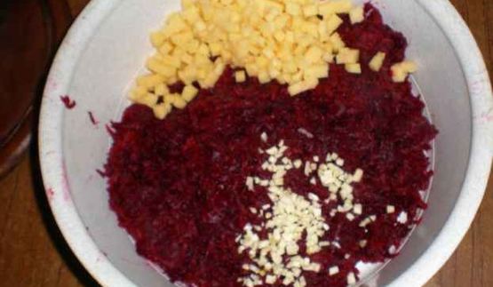 картофель в майонезе с ананасами и салатик свекла с сыром