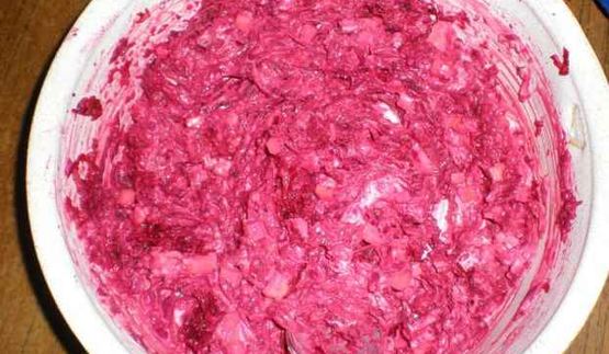 картофель в майонезе с ананасами и салатик свекла с сыром