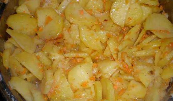 картофель в майонезе с ананасами и салатик свекла с сыром